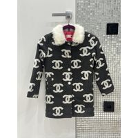 Пальто для девочки в стиле Chanel.  Утепленное, с узором из логотипов Chanel и белым меховым воротником. На рост примерно 128-134.  Состояние прекрасное.  Всего за 45 руб.   Могу выслать почтой.