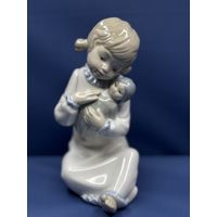 Статуэтка "Девушка с куклой", фарфор, роспись, NAO Porcelain, Испания, 1970-2000 гг.