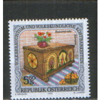 Марка из серии 1992г. Австрия "Народные обычаи. Фермерский сундук для вещей из Каринтии" MNH