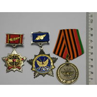 С рубля три знака войск связи РБ. Один из них номерной.