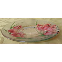 Стеклянное блюдце с изображением розовых цветов, похожее на продукцию бренда Luminarc.