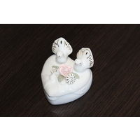 Фарфоровая шкатулка, в форме сердца с фигурками двух влюбленных голубей и цветочным декором.