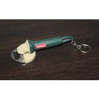 Открывашка-брелок для бутылок металлическая, ручка пластиковая, выполненная в форме миниатюрной шлифовальной машины "Мetabo".