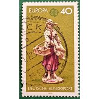 ФРГ 1976. Фарфоровая статуэтка Девушка продающая безделушки