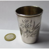 Серебряная стопка, 50 мл. Внутренняя позолота. Клеймо АПК, 875 проба: 50-ые годы. Высота: 58 мм. Вес: 36.85 гр. Хорошее состояние.