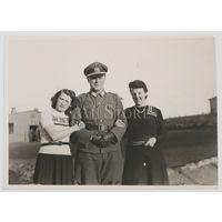 Офицер береговой артиллерии или сухопутных военно-морских частей с дамами. 8,8 см. х 12,2 см.