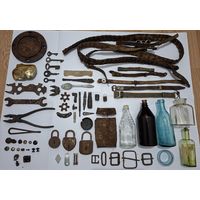 Лот находок по РККА и не только (элементы конской сбруи, пряжки, инструмент, замки/ключи, стекло, бакелит)
