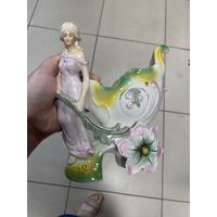 Девушка на ладье фарфор