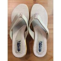 Легкие шлепки на 37,5-38 размер примерно, на ногу средней полноты, длина стельки 25 см, искусственная кожа. Новые, покупала в Германии. Нет пару камушков, в принципе незаметно.