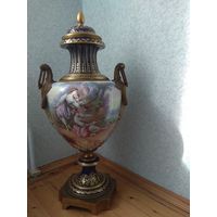 Ваза, г. Севр, около 1770 года. Мягкий фарфор, роспись, позолото.