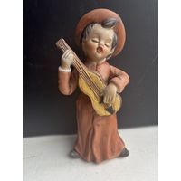 Статуэтка фаянс гитаристка девушка с гитарой