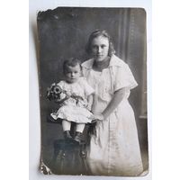 Фото женщины с ребенком. 1920-30-е. 9х13 см.
